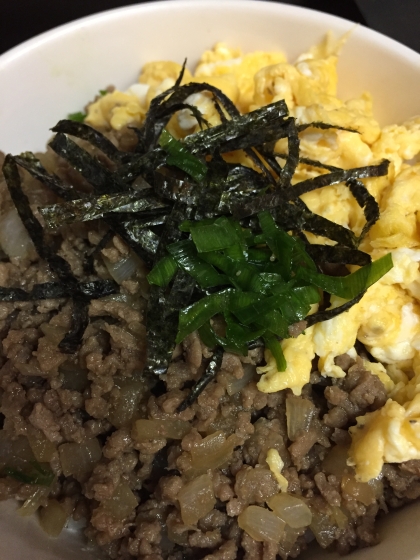 合挽き肉で♬2色そぼろ丼