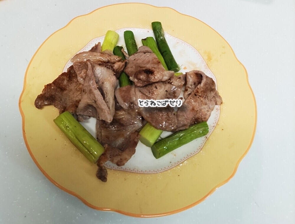豚肉とにんにくの芽の炒め物