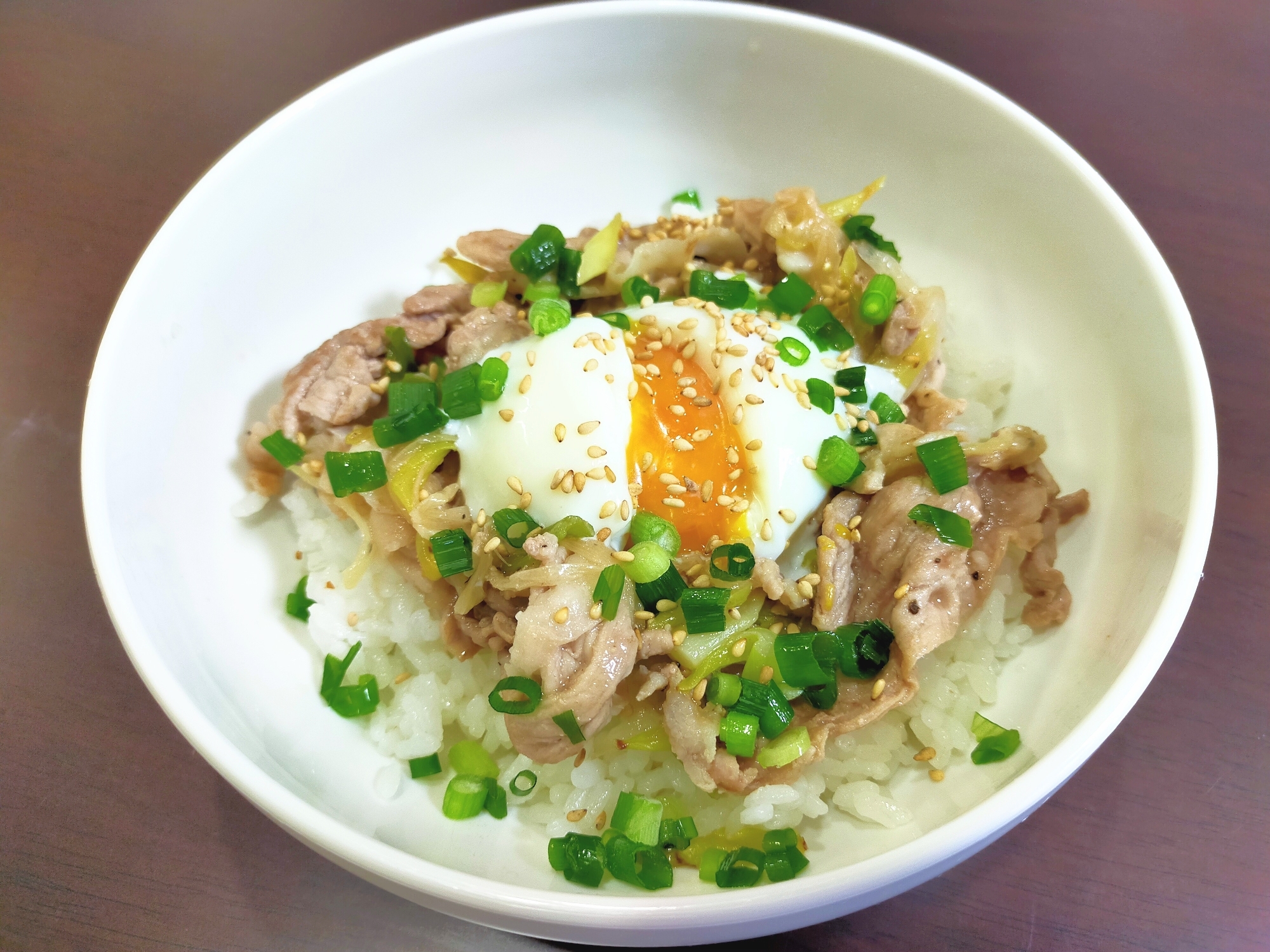 残り物の豚のねぎ塩炒めの丼〜温玉のせ