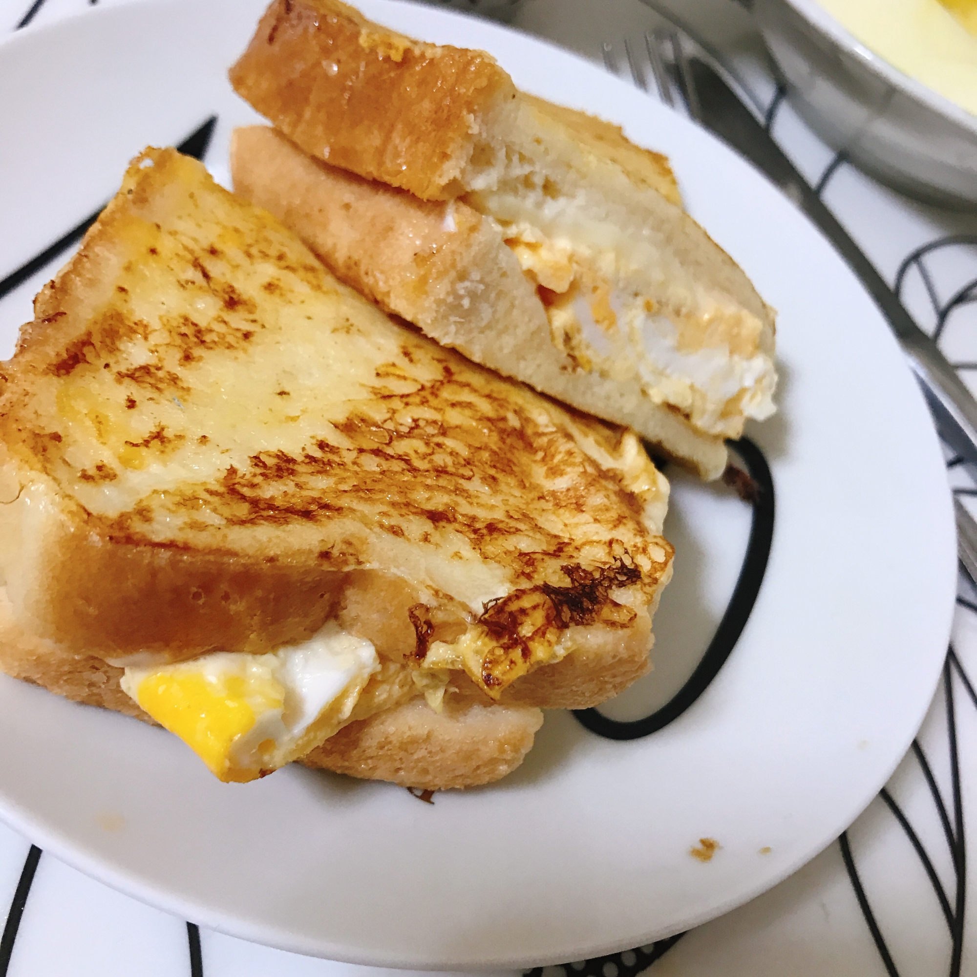 卵とチーズを挟んで♡フレンチトースト