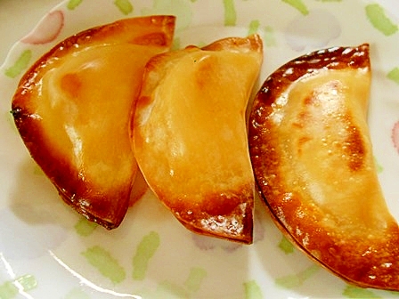 残った焼きりんごと餃子の皮で　即席アップルパイ