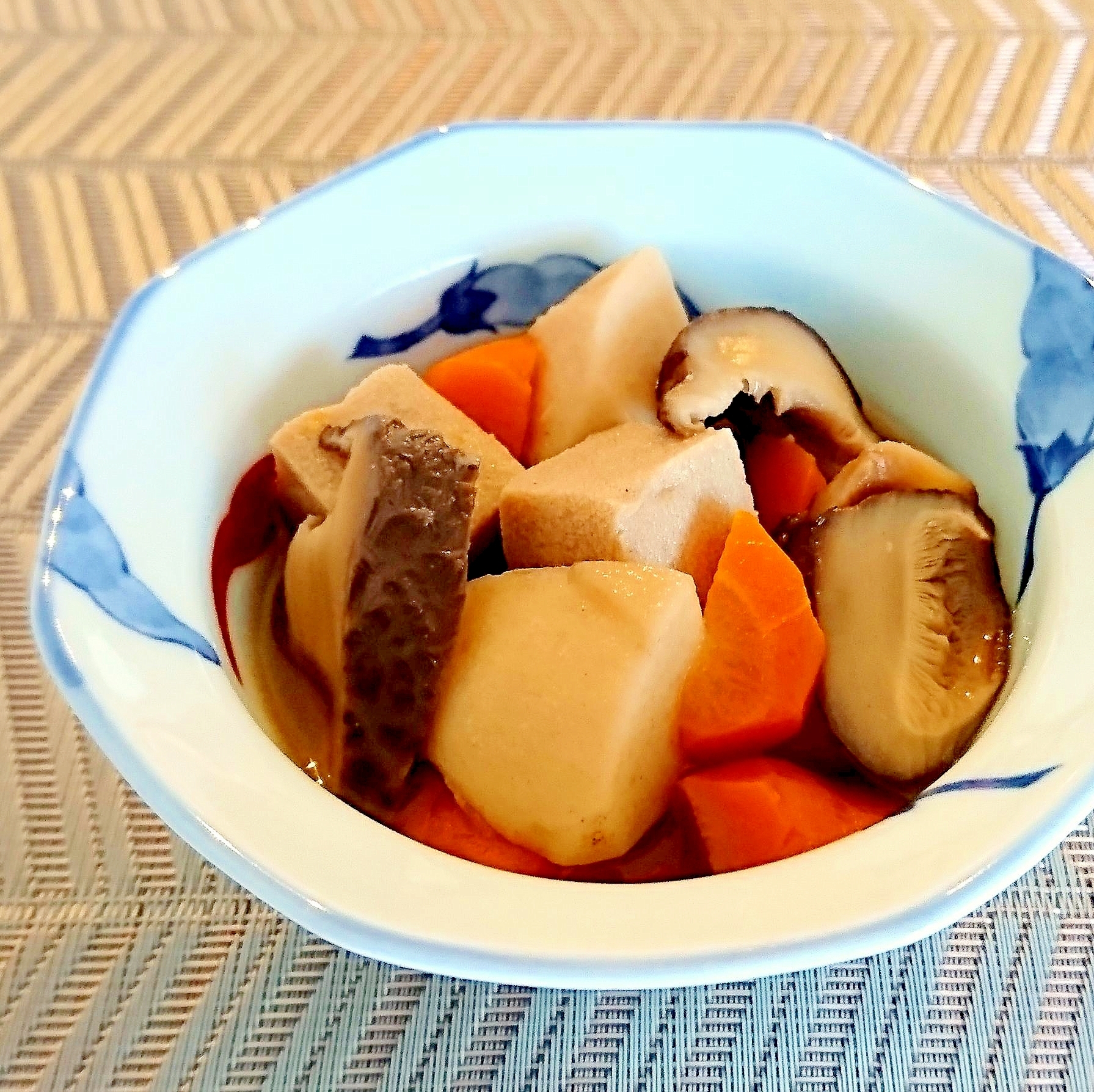 里芋と高野豆腐と干し椎茸の煮物