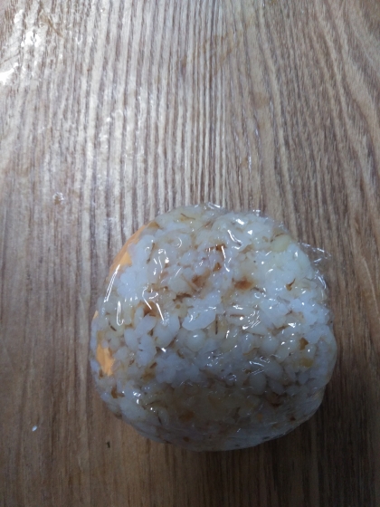 チーズとおかかの十六穀ごはんおにぎり