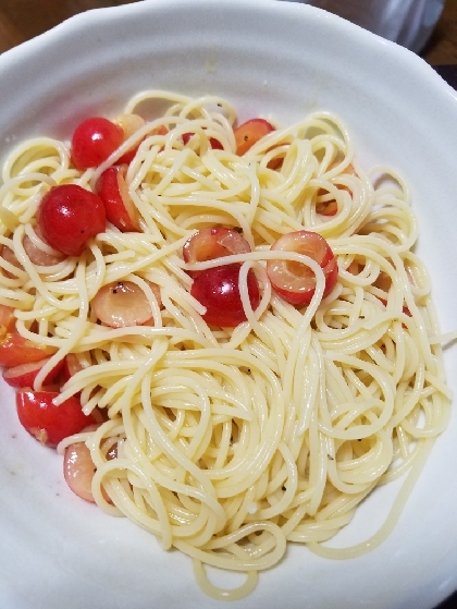 初夏の昼に最適な、さくらんぼの冷製スパゲッティーニ