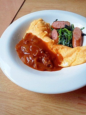 白い皿に盛り付けたハヤシオムレツ