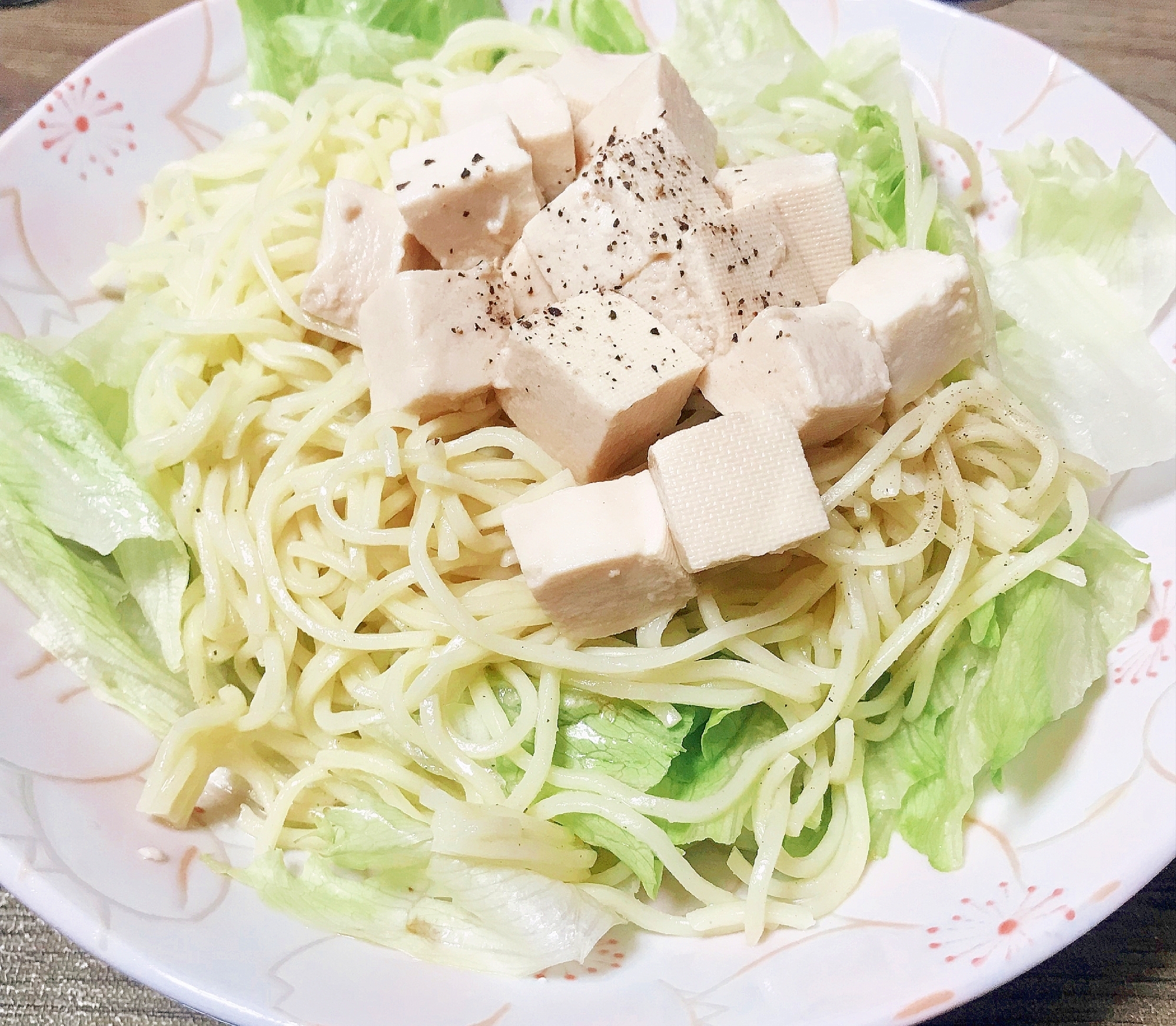 豆腐の白だし漬けとレタスのラーメンサラダ