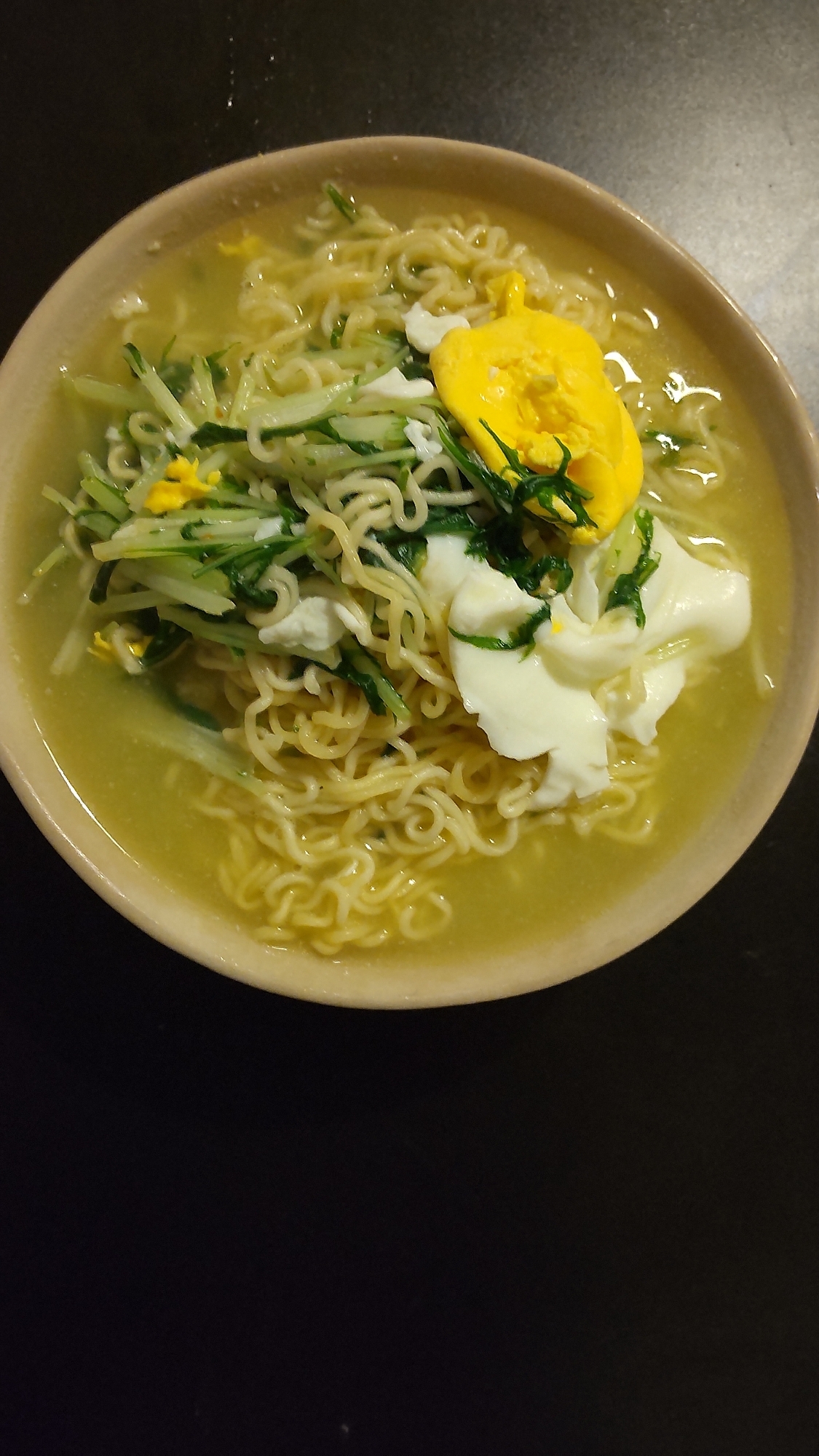 卵玉ねぎ水菜塩ラーメン