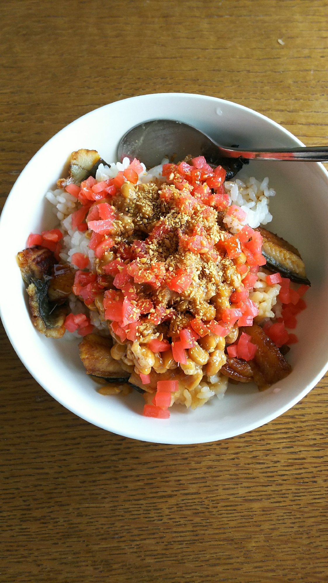 うなぎと紅生姜と納豆のせご飯