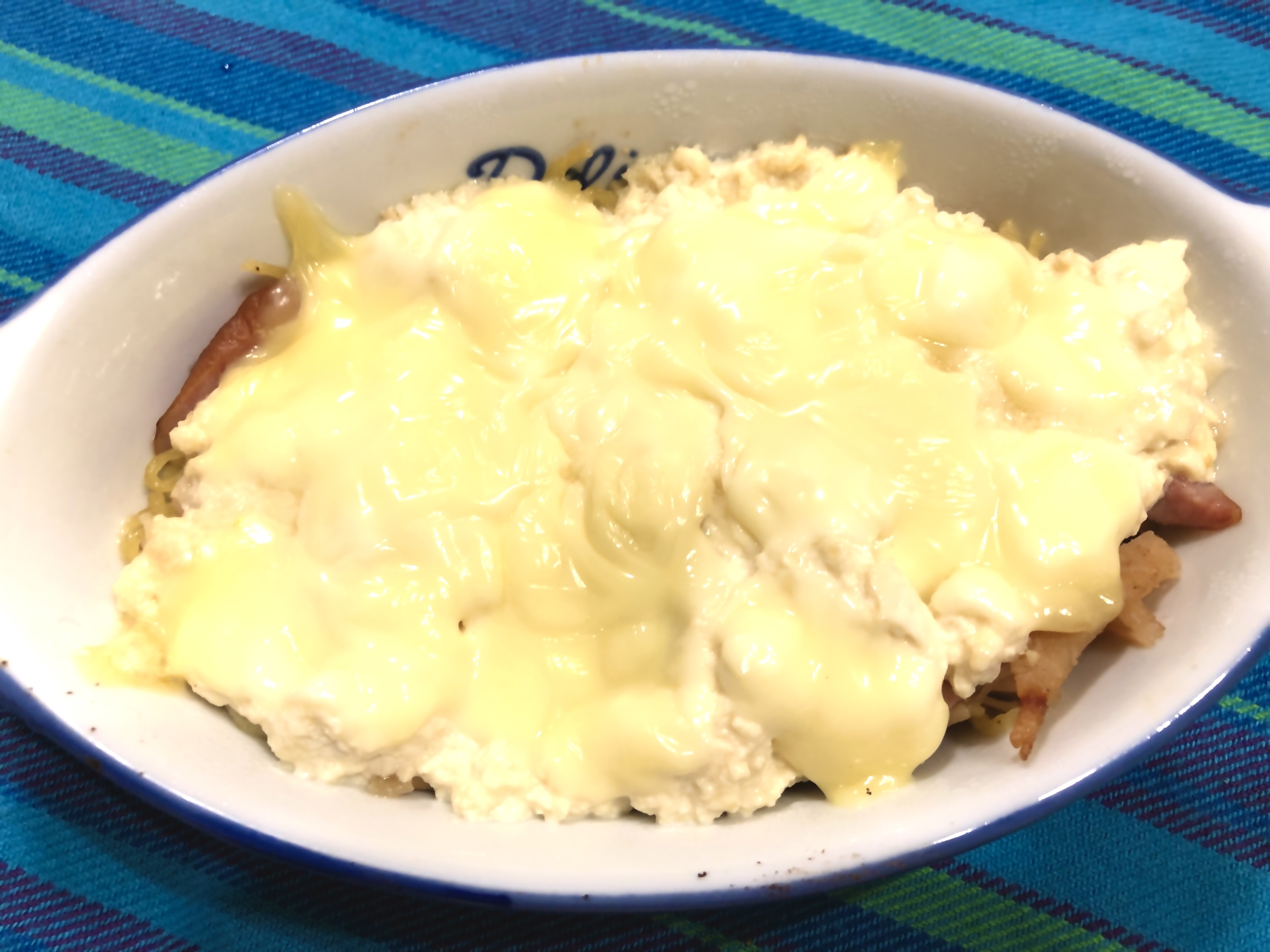 ゆでた生ラーメンで豆腐グラタン