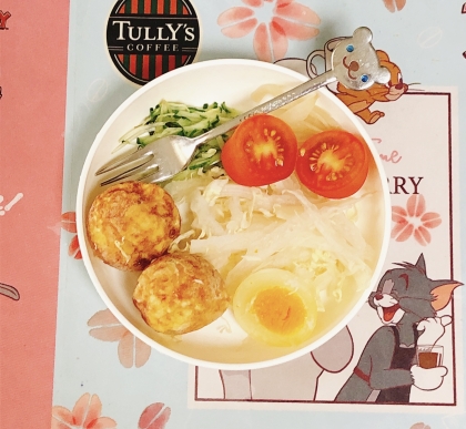ゆで卵たこ焼きのせた野菜サラダ
