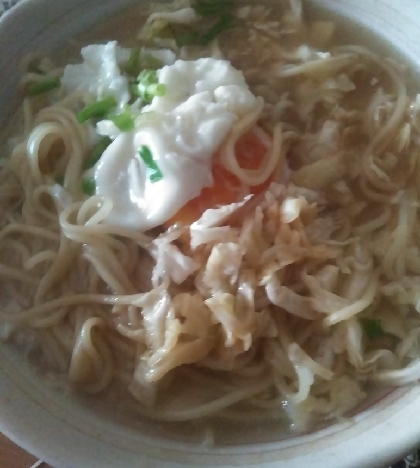 風邪気味でうどんばかり食べていたのですが飽きたのでラーメンに。炒めたキャベツが醤油味と合い美味しく体が温まりました。