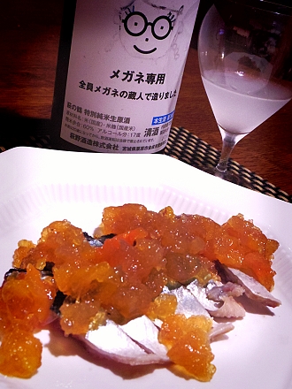 日本酒にワインに、炙り秋刀魚の柿ジュレ