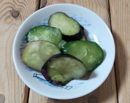 紅蓮華さん☺️夕飯用に、きゅうりとなすの漬物家のきゅうりとなすで作りました☘️もう少し漬かったらいただきます✨楽しみです♡
レポありがとうございます(◕ᴗ◕✿)