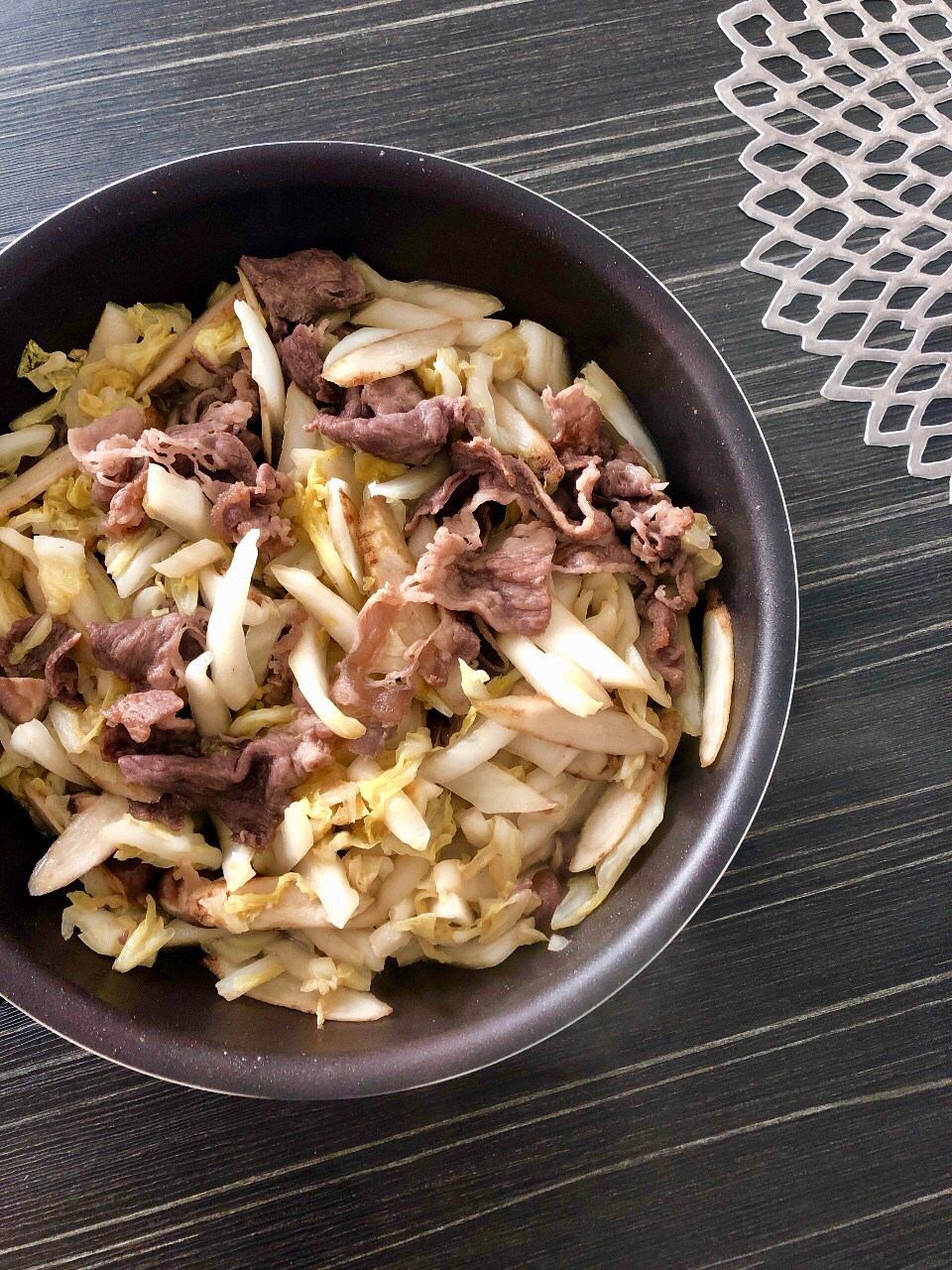 お手軽に♪牛肉と白菜のすき焼き風炒め煮