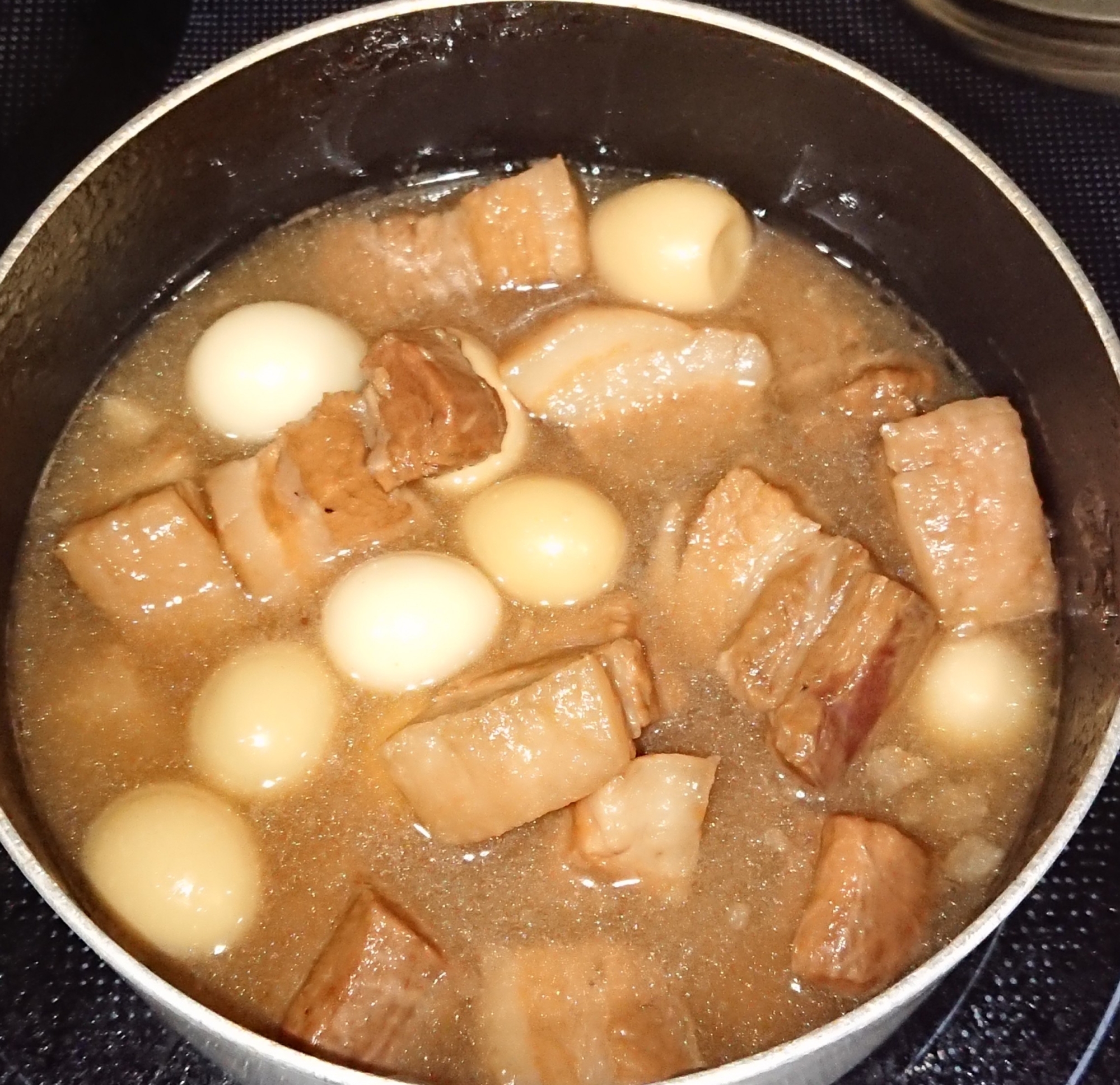 豚の角煮、うずらの卵入り