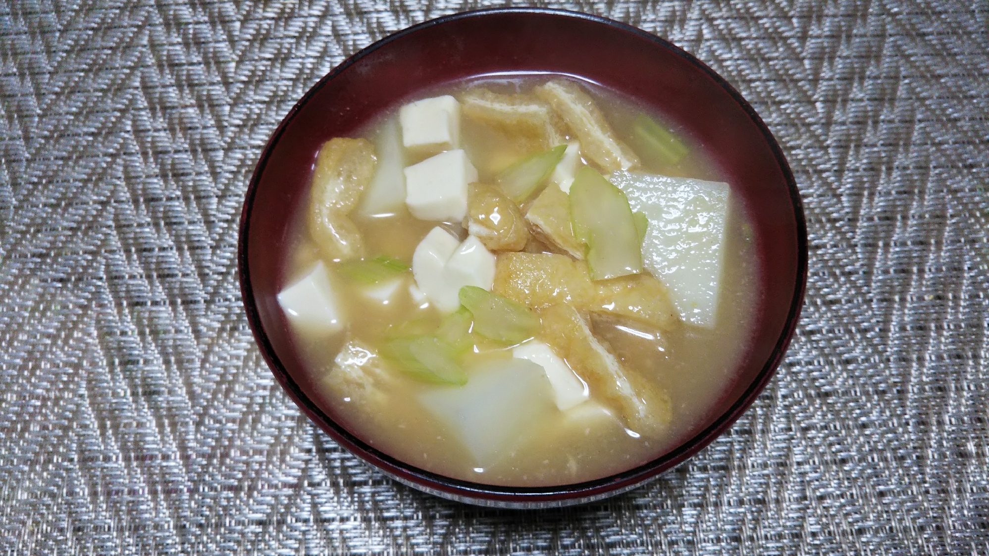 じゃがいもと油揚げと豆腐とセロリの味噌汁☆