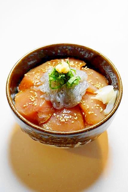 ひと手間加えて絶品！漬けブリと生シラスの二種丼