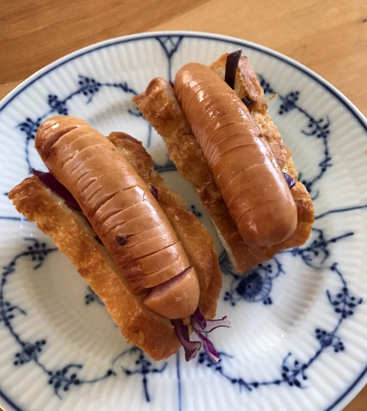 紫キャベツマリネとウインナーのバケットサンド