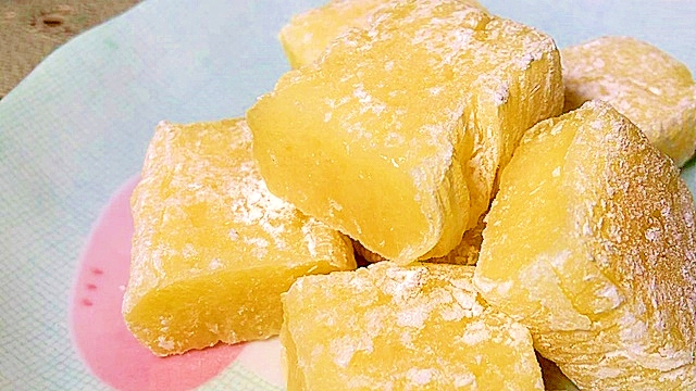 白い皿に盛り付けられたバター餅