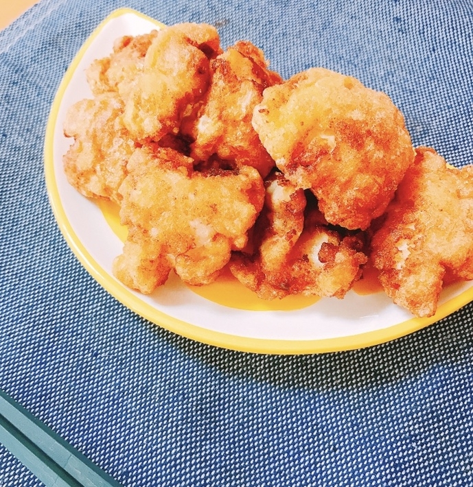 半円形の皿に盛り付けた鶏の唐揚げ