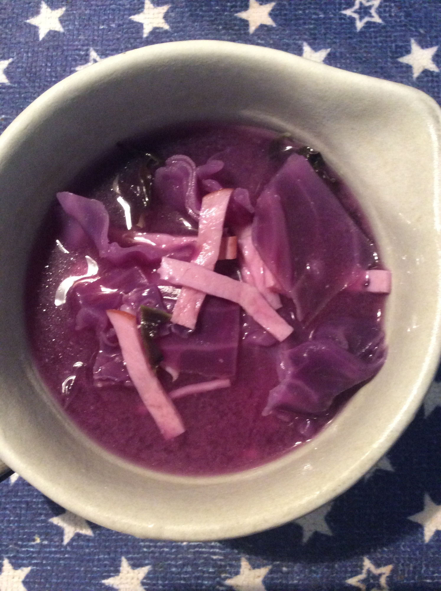 野菜たっぷり♪紫キャベツとハムのお味噌汁