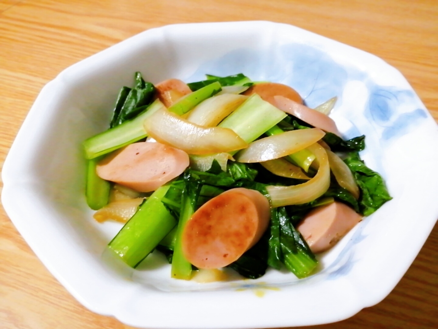 魚肉ソーセージと小松菜と玉ねぎのコンソメ炒め