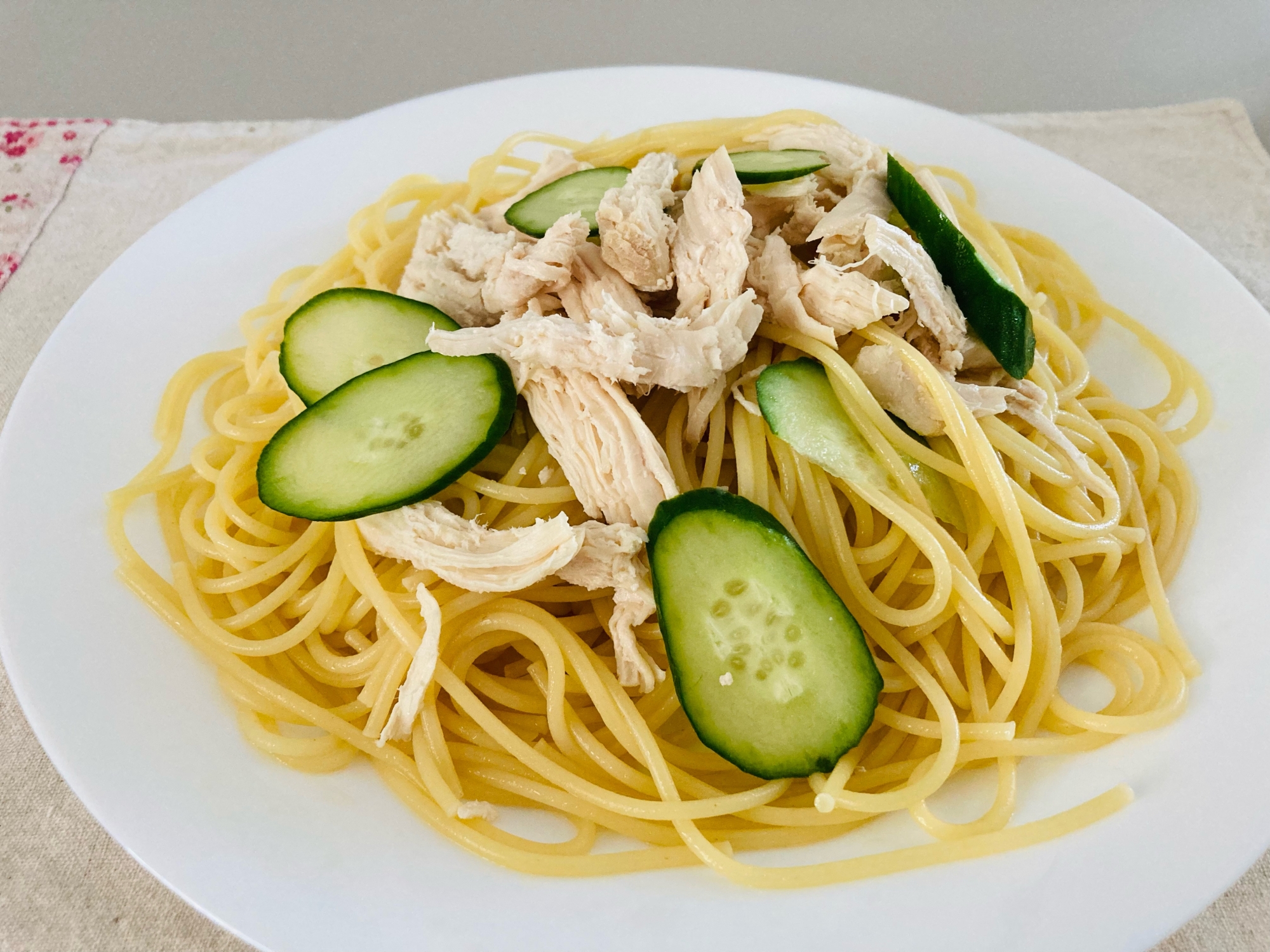 簡単♪鶏むね肉ときゅうりのサラダ風パスタ