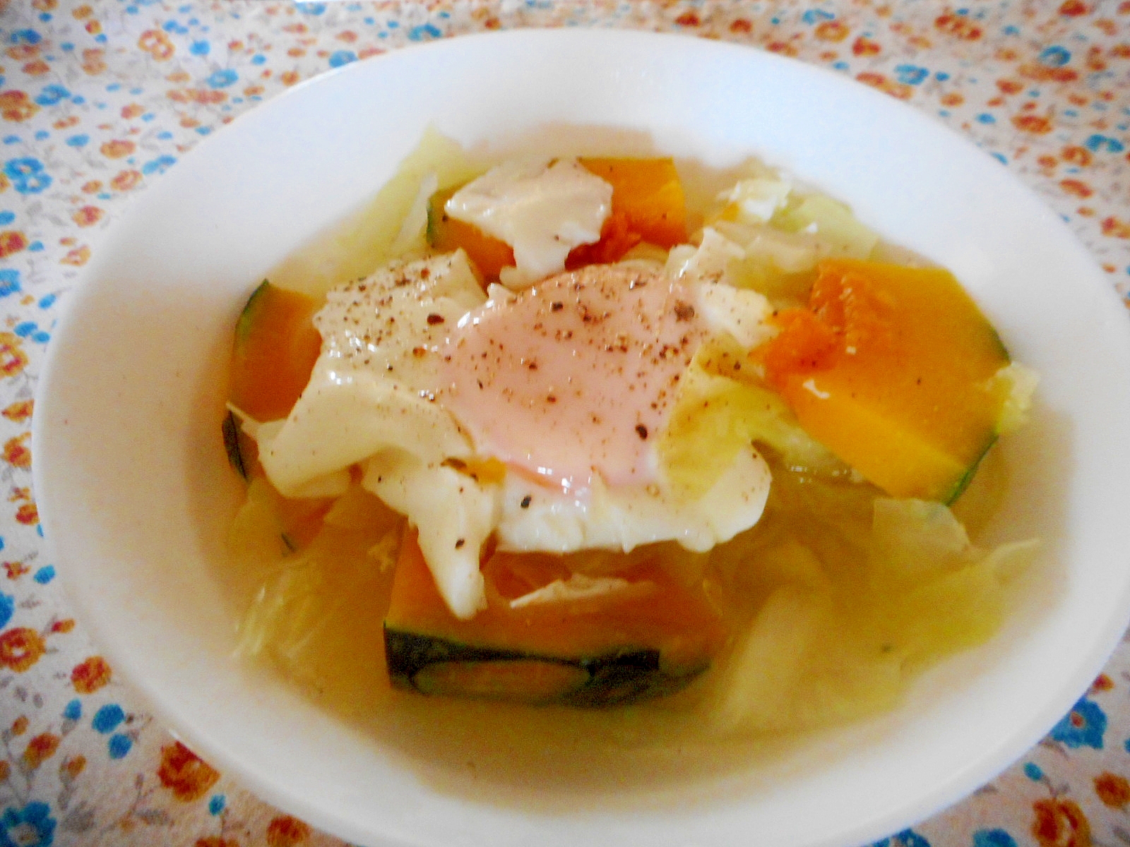 カボチャとキャベツと卵の食べるスープ