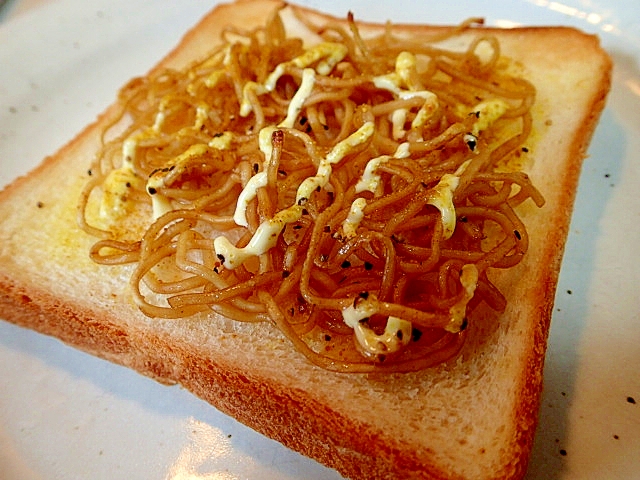 カレー風味の焼きそばトースト