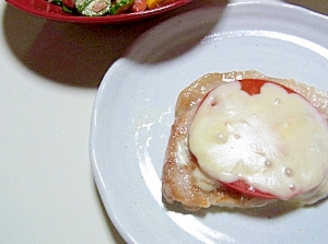 トマトとチーズをのせた豚肉のソテー