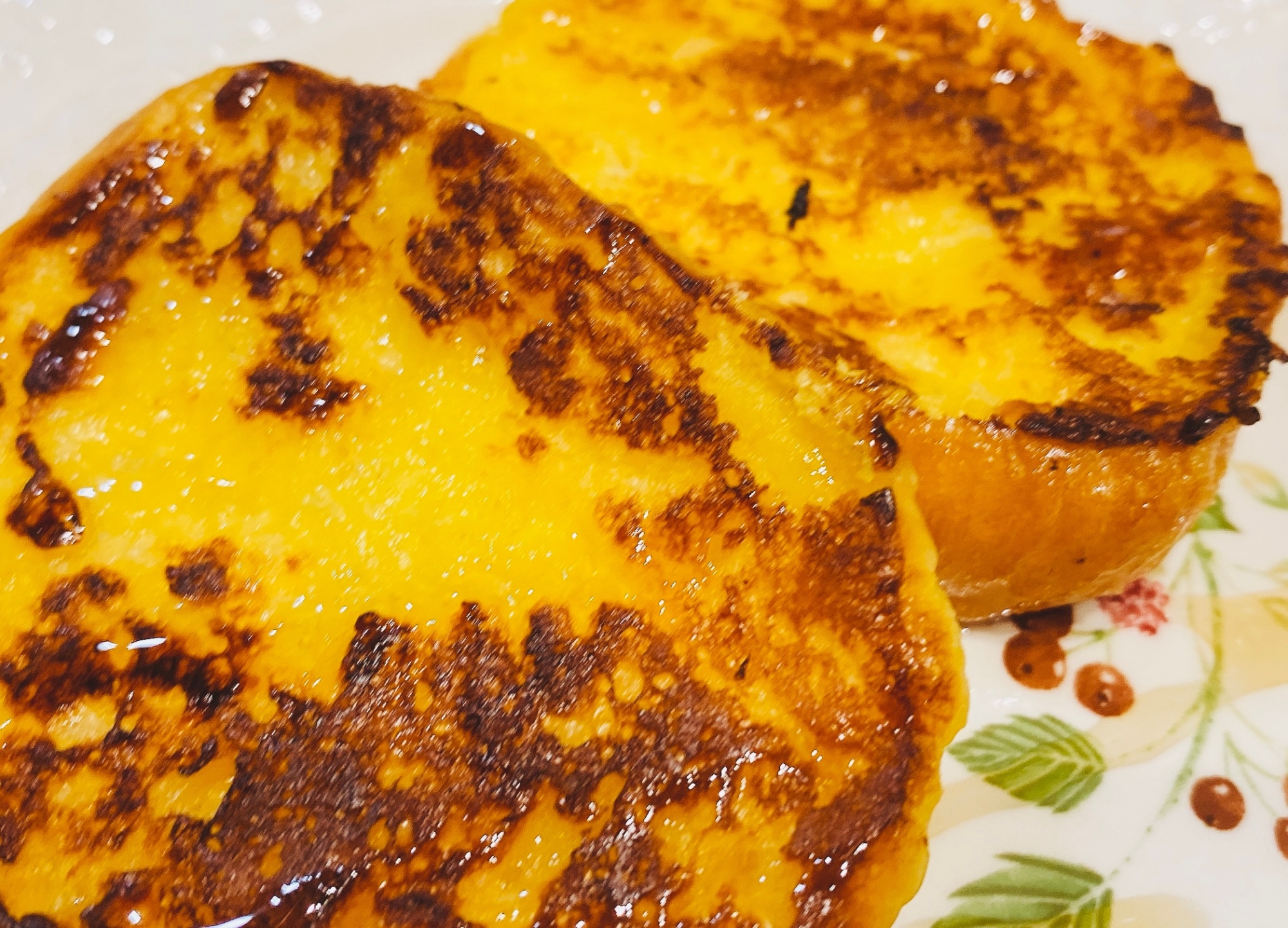 白いお皿に盛り付けられたフレンチトースト