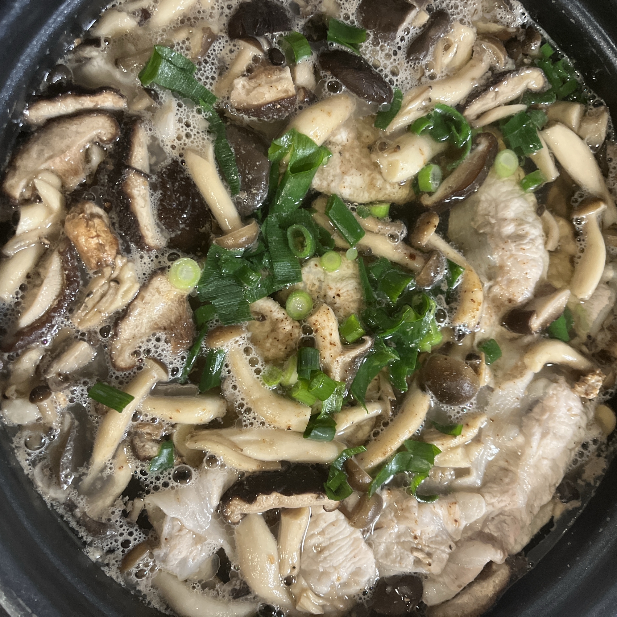 味覇とごま油で！〆は中華麺！豚肉と三種のきのこ鍋