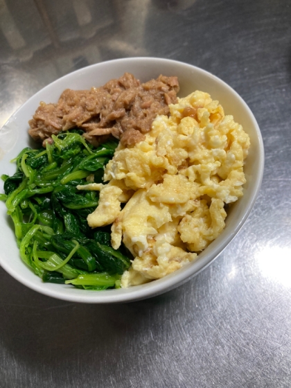 ツナそぼろの三色丼