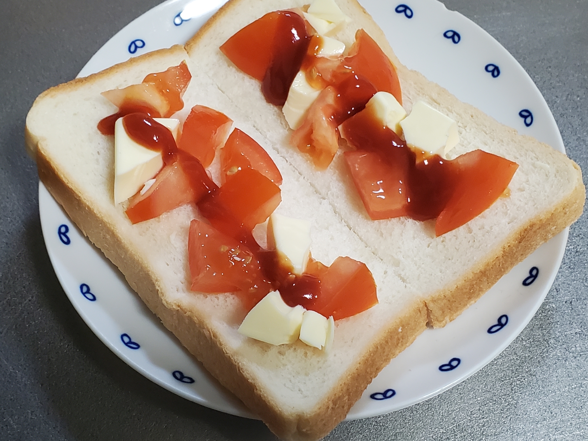 トマトとクリームチーズのケチャップトースト