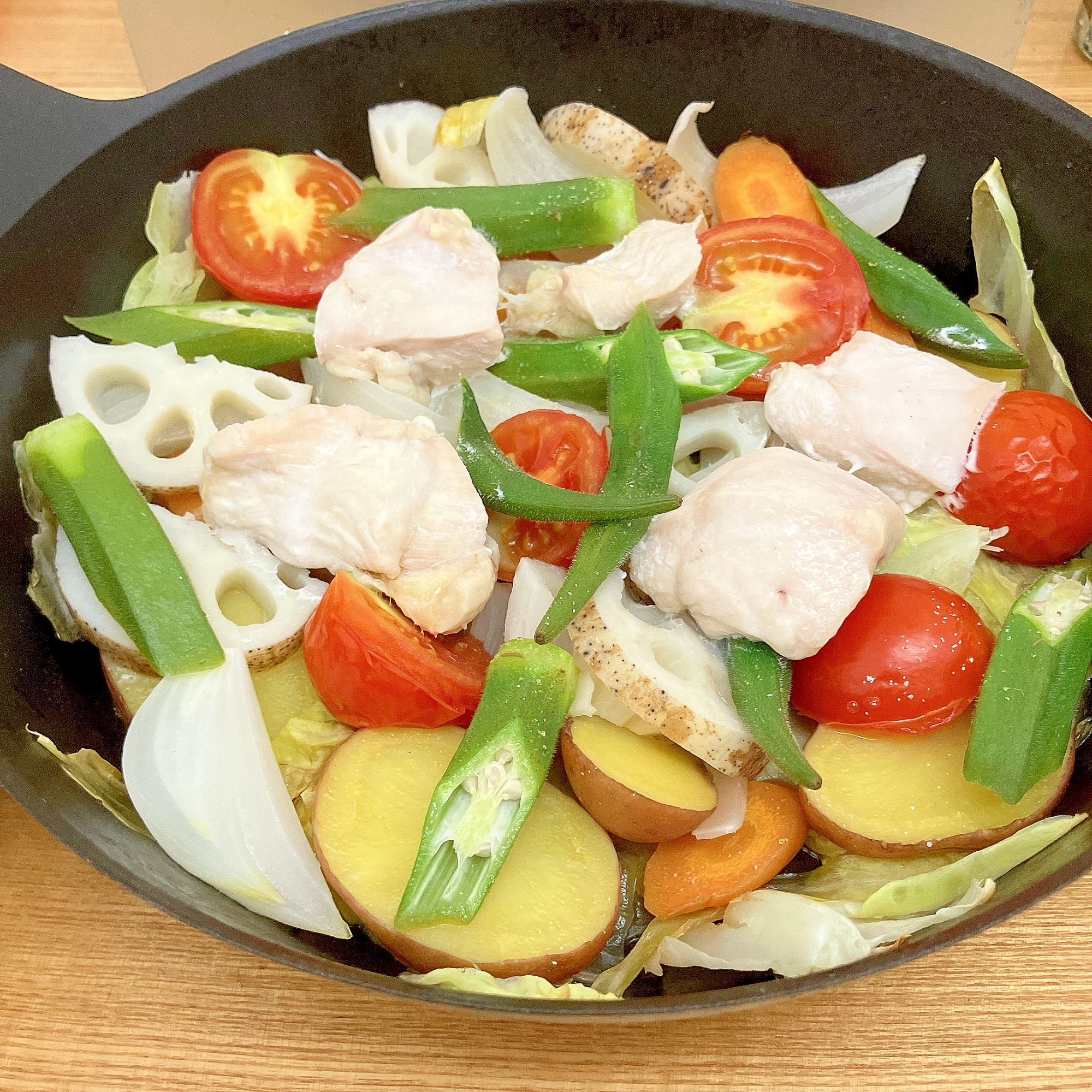 簡単おかず★鶏むね肉と野菜のフライパン蒸し