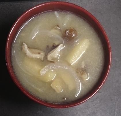 玉ねぎと油揚げと椎茸の味噌汁