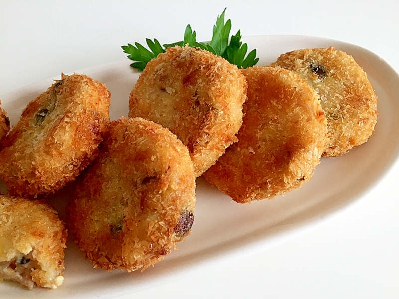 白い皿に盛り付けたすき焼きコロッケ