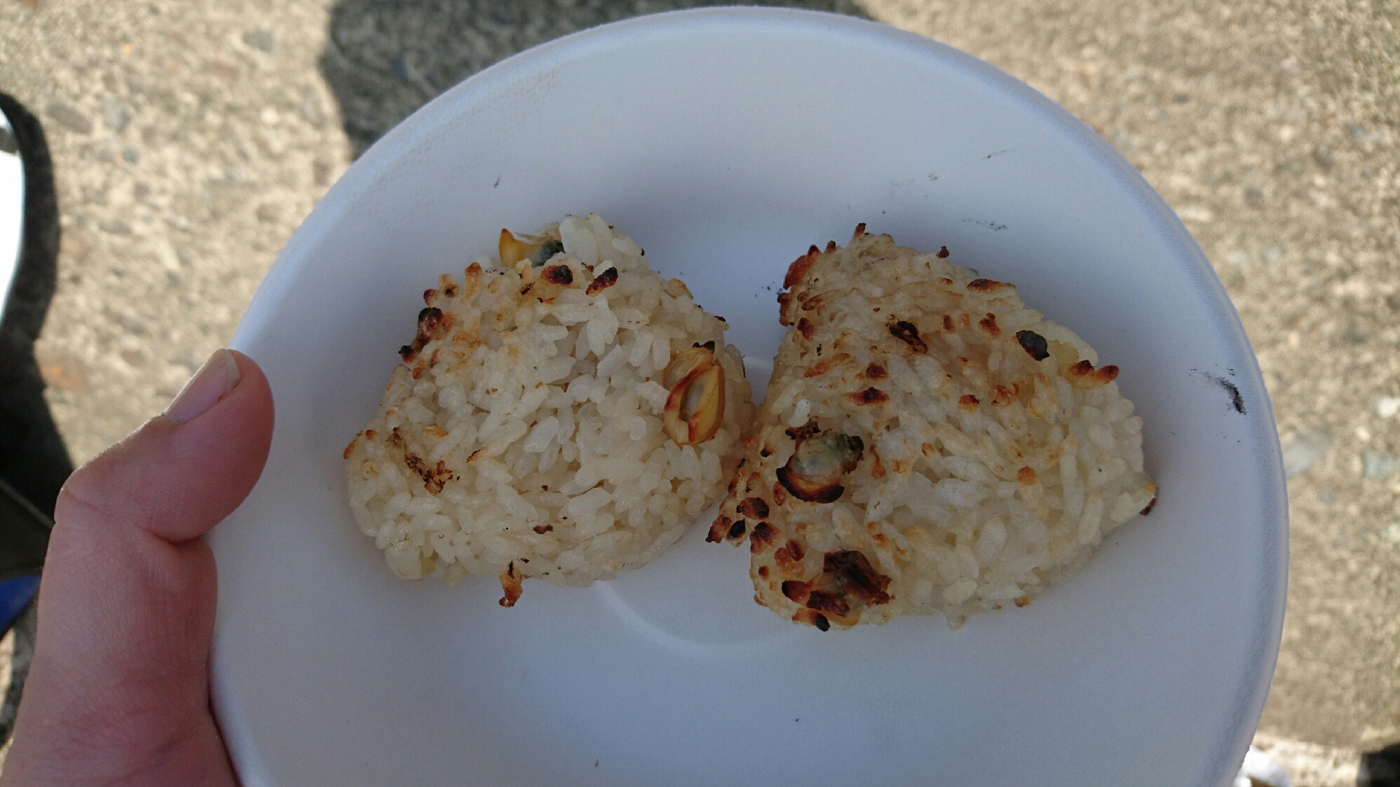 ＢＢＱで！アサリの焼きおにぎり。