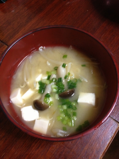 モヤシとシメジと豆腐のお味噌汁