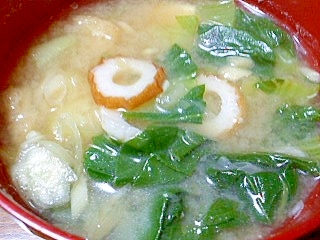 ちくわとチンゲン菜と油揚げの味噌汁