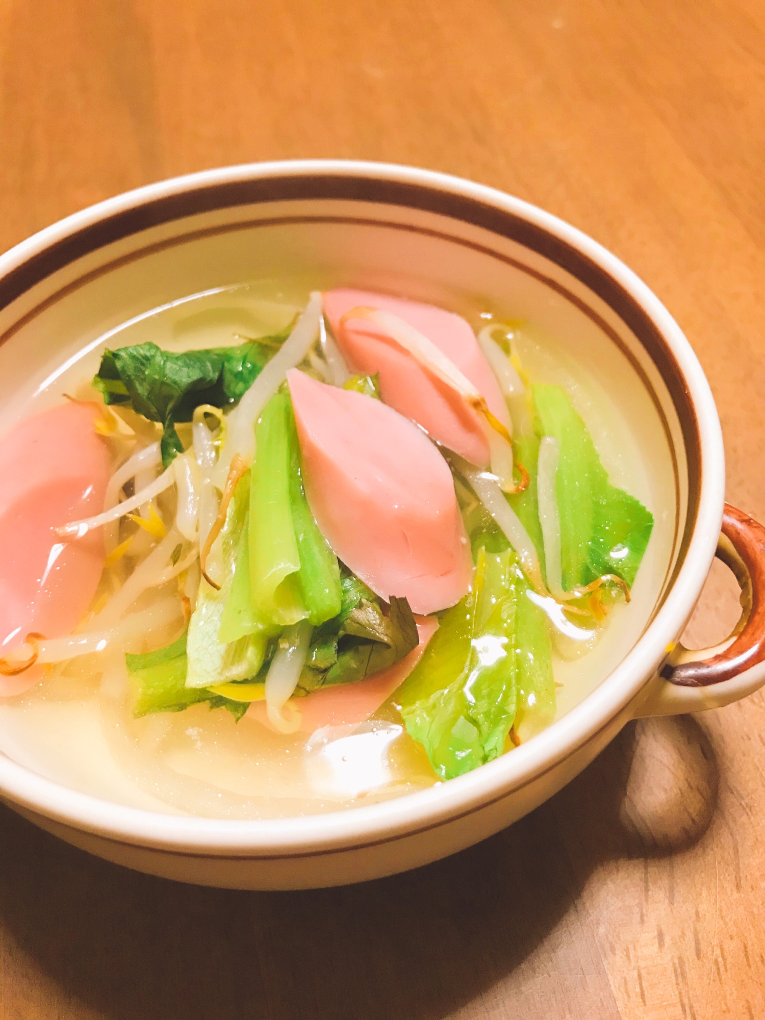 小松菜とソーセージのコンソメスープ