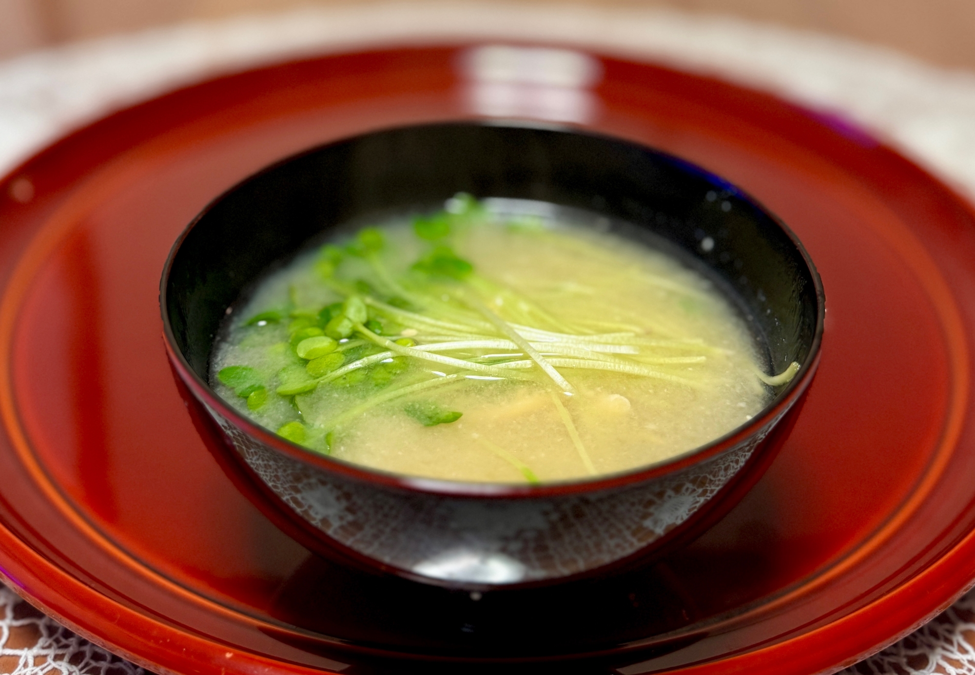 辛みと食感！かいわれ大根と長芋と油揚げの☆味噌汁