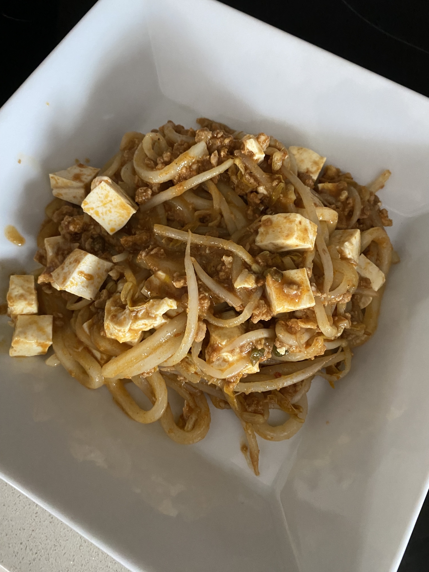 豆腐、ひき肉、もやし入りカレー風味のうどん