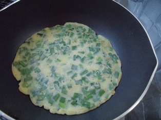 粉物が食べたくなって、お昼に作りました。
お好み焼より早く焼けるから、夏場に良いですね♪
美味しかったです❤