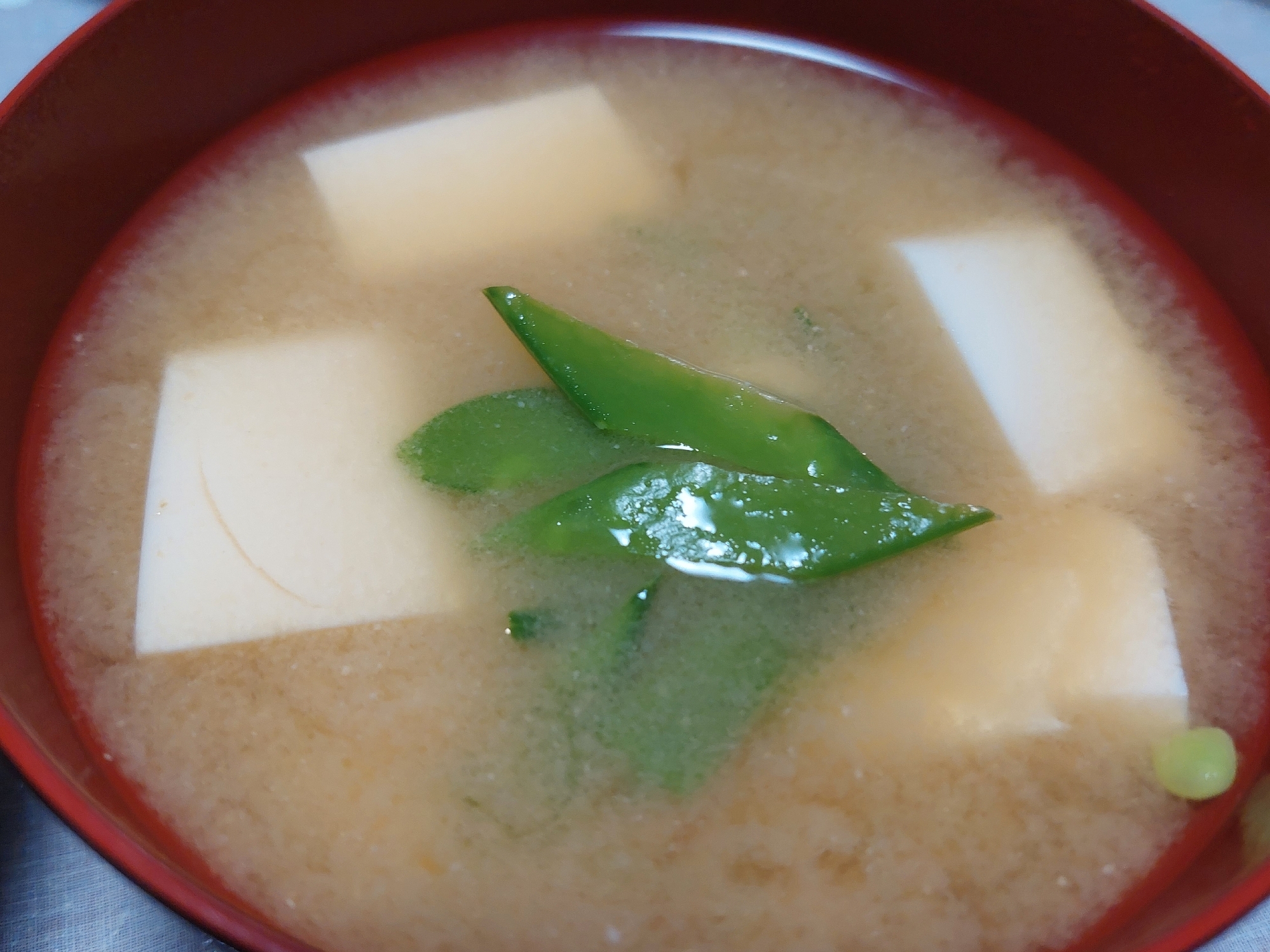 豆腐とさやえんどうのお味噌汁