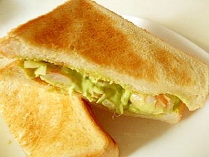 白い皿にのったえびアボカドのトーストサンド