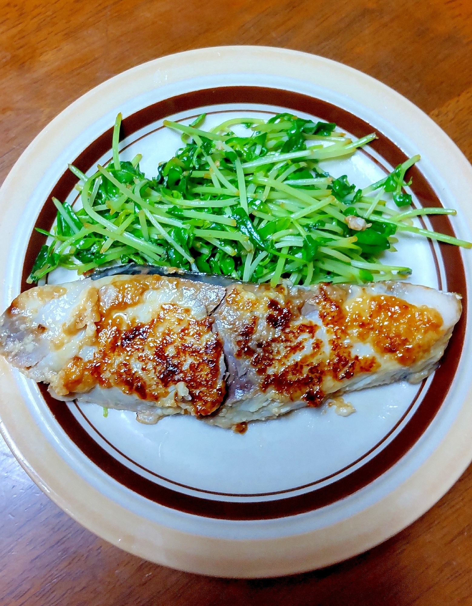 塩麹ぶりの焼き物　豆苗添え