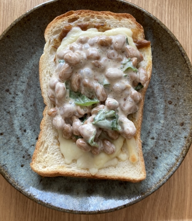 カレー納豆チーズトースト