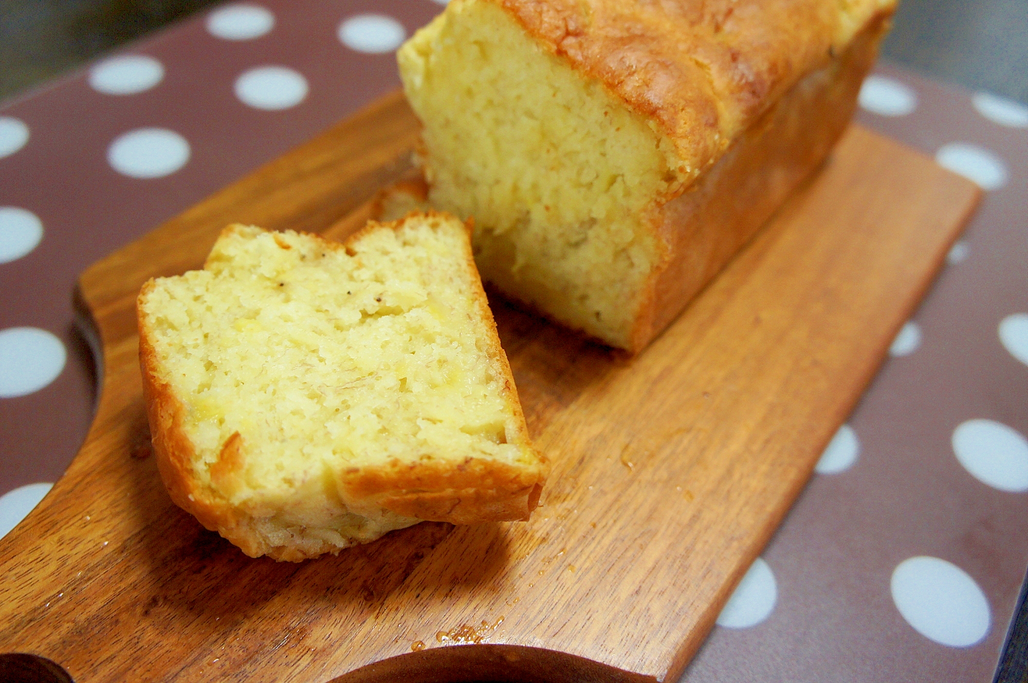 カッティングボードにのせた簡単バナナケーキ