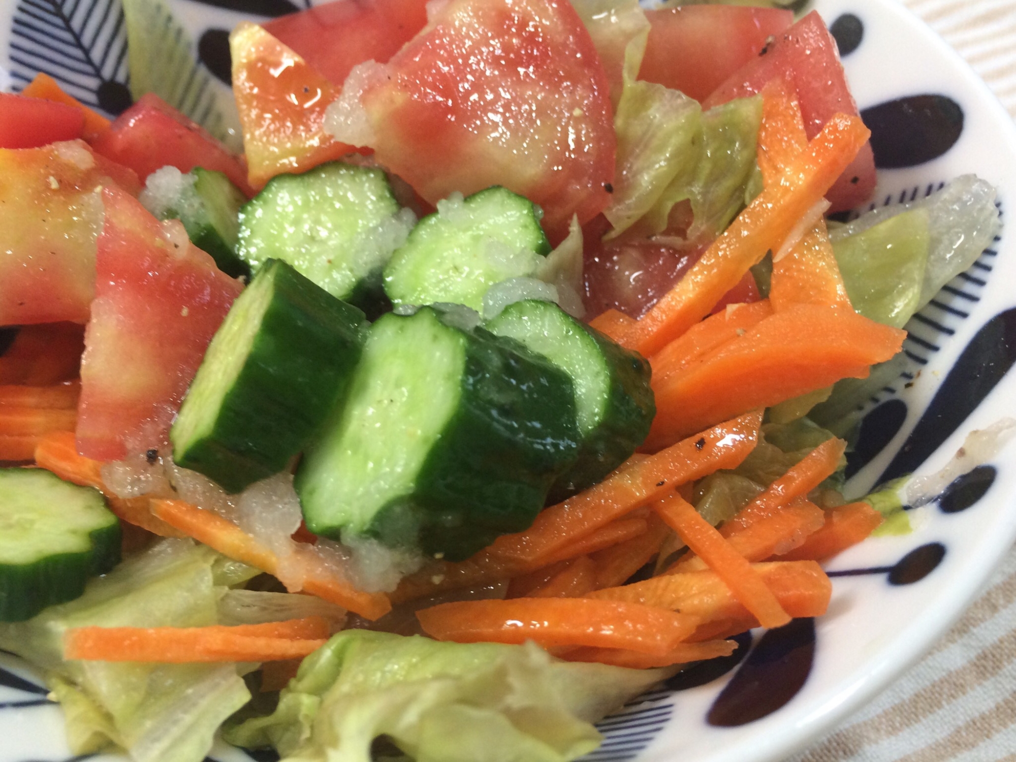 おろし玉ねぎドレッシングの生野菜サラダ